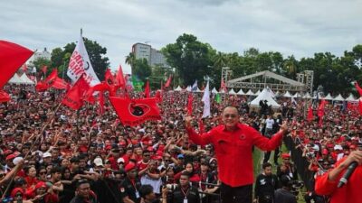 PDI (Partai  Demokrasi Indonesia) Bersama Wenny Lumentut Meriakan Lapangan Koni Manado