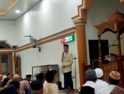 Iskandar Kamaru Shalat Tarawih Perdana di Mesjid Nurul Huda Momalia I