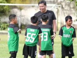 Buka Turnamen Sepakbola, Wagub Steven Main Bola Bersama Siswa SD