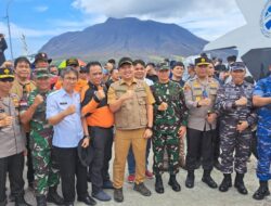 Wagub Steven Kandouw Serahkan Bantuan di Posko Tagulandang