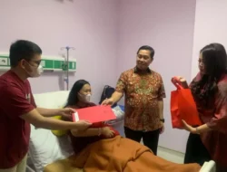 Wagub Steven Temui Pasien, Pastikan Kemudahan Bagi Ibu yang Baru Melahirkan di RSUD ODSK