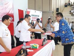 Wagub Steven Kandouw Serahkan SK PPPK Minahasa